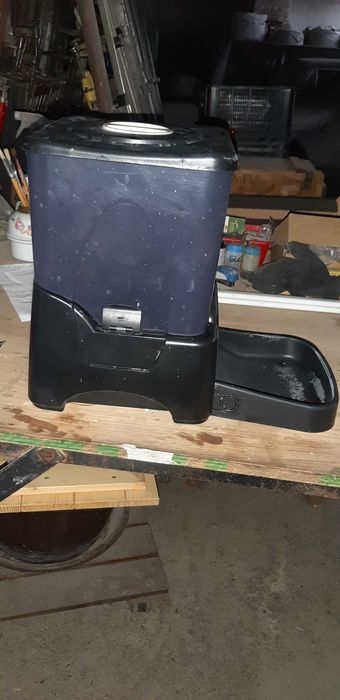 Distribuitoare automate hrana ciini sau pisici