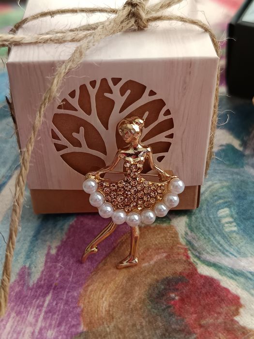 Красиви дамски брошки