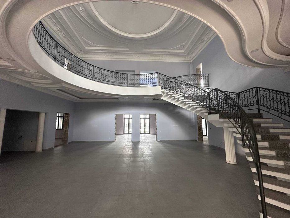 Продаётся коммерческое помещение на участке 19 соток.