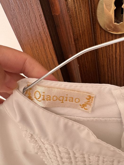 Bluza de dama alba cu insertii de dantela si broderie