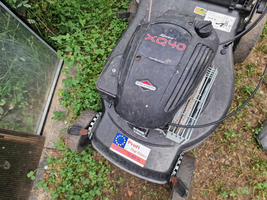 Mașină de tuns gazon  BRIGGS 4CP cu sac si tractiune TOPP