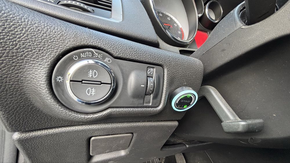Opel Astra J / 95.000 km / 2015 / Euro 6 / 1.6 benzina + GPL / faruri Bi-Xenon AFL (problema antigel - suspect chiulasa defecta)