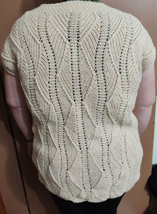 Ръчно плетен елек от естествена вълна