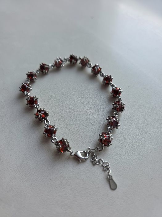 Браслет с красными камнями