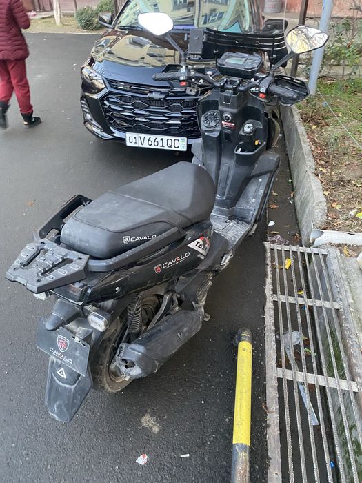 Skuter sotiladi Tank cavalo