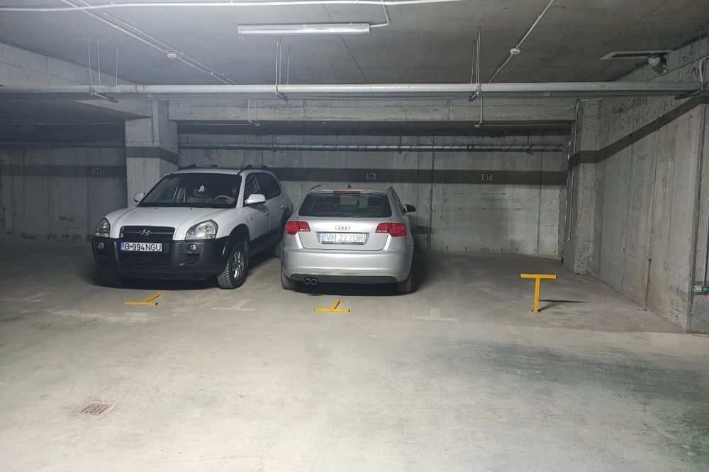 Vând Locuri Parcare
