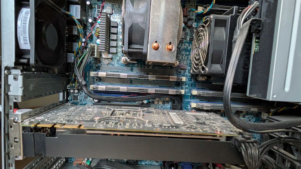 Мощна двупроцесорна работна станция Lenovo C30