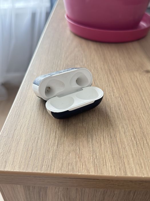 Продам кейс от наушников airpods 3