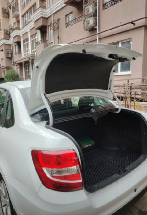 Lada granta седан облицовка заднего капота 450.000