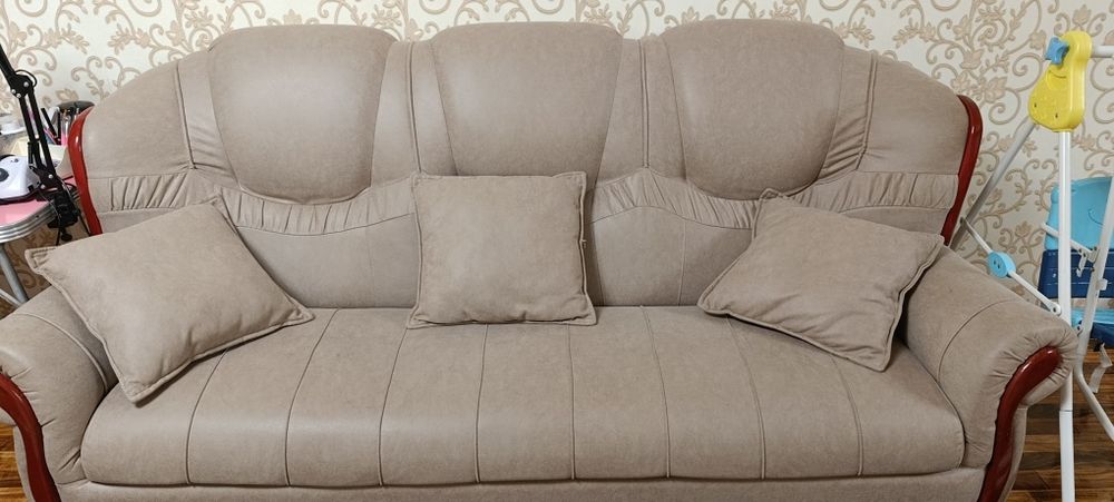 Диван и 2 кресла в отличном состоянии.