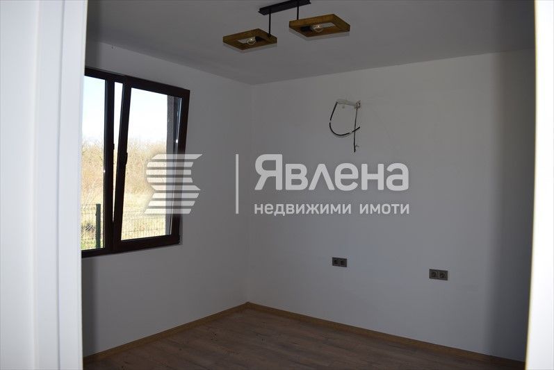 Агенция Явлена продава готова, едноетажна къща с п