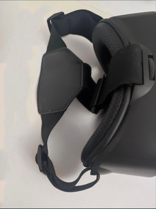 VR очки чёрного цвета