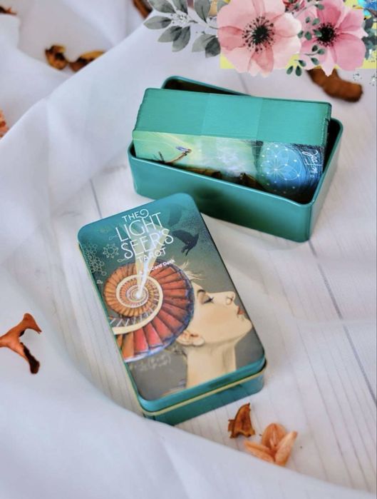 Новые таро, светлого провидца, в жестяной банке, прислали, подарочные