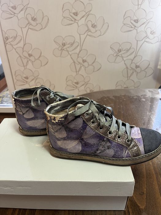 Лилави кожени кецове с пеперуди