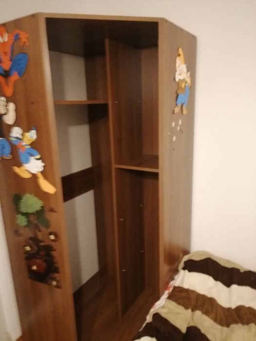 Dulap pe colt de vanzare
