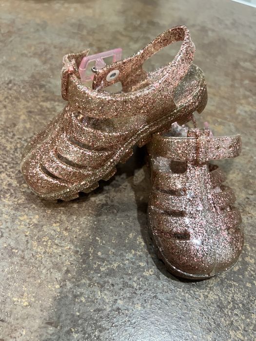 Vand incaltari bebe aproape noi