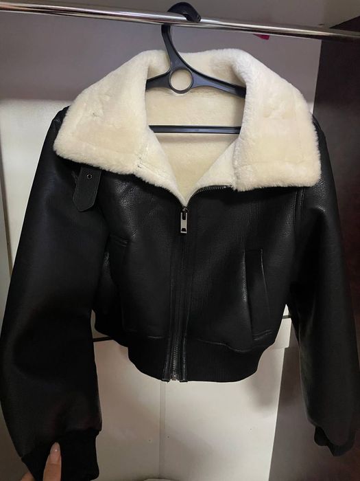 Куртка с белым мехом размер L