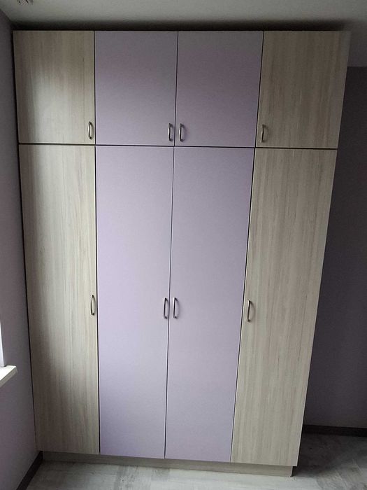 Продавам 2 гардероба - с плъзгащи врати и с плавно затваряне + нщ