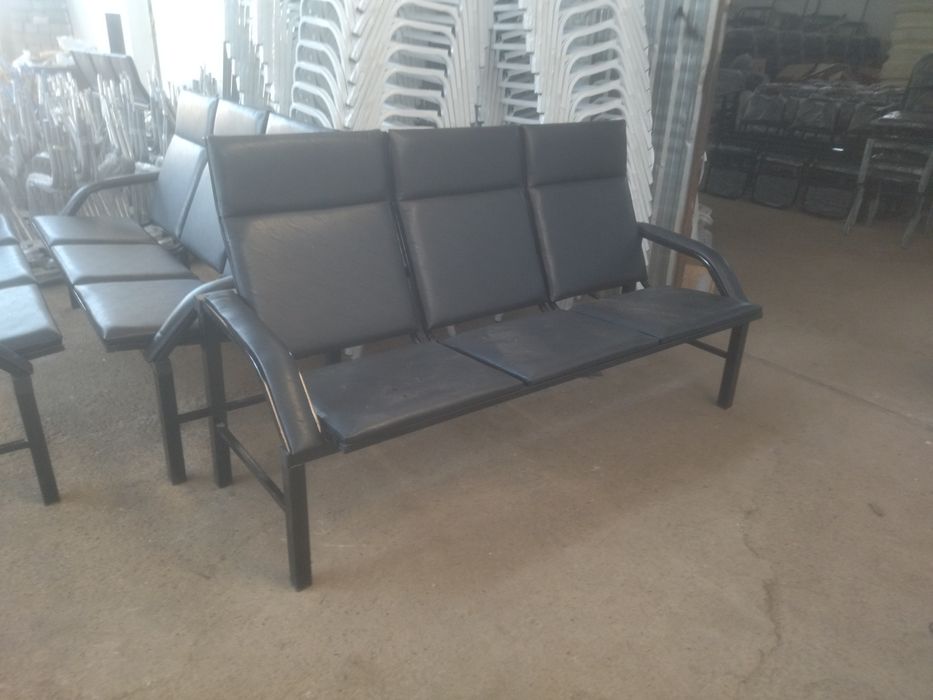 Зал ожидание диваны трёхместные. Кухонные столы со стульями.