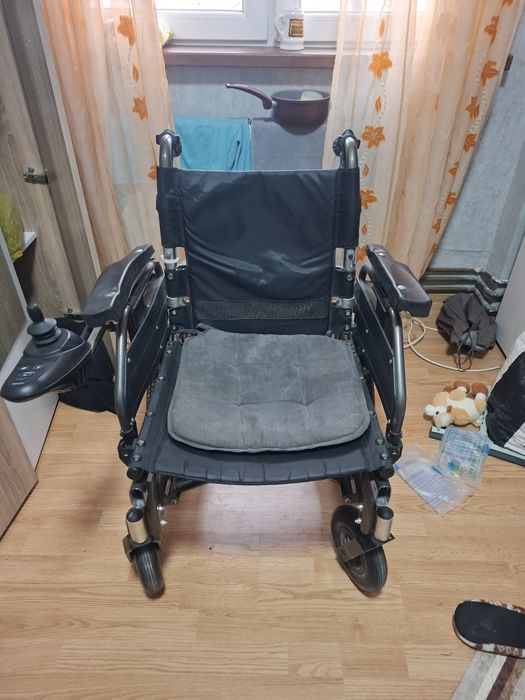 Cărucior electric pt persoane cu dizabilități handicap