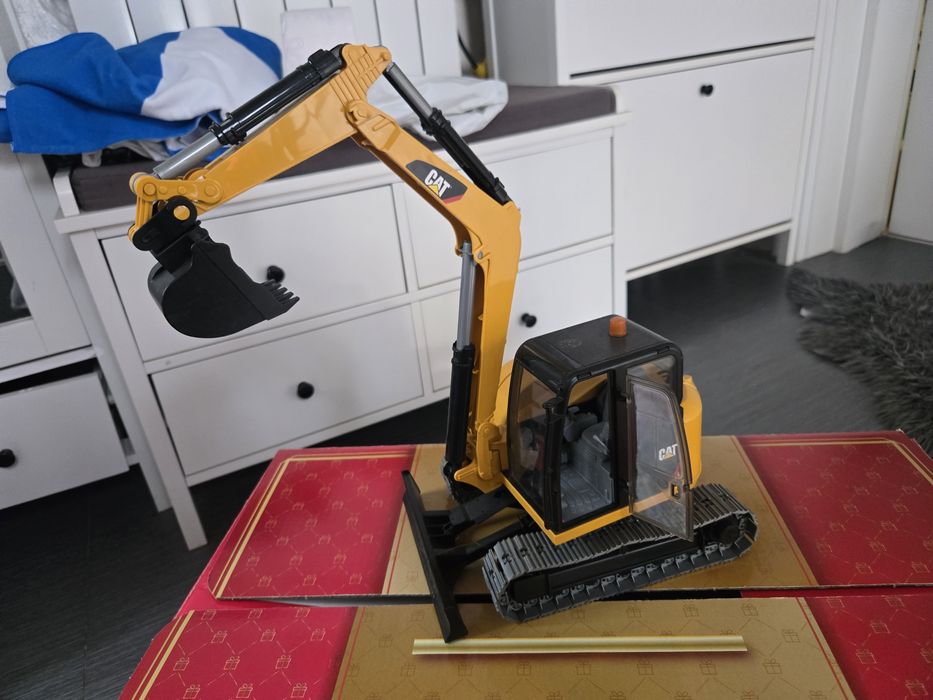 Мини багер Bruder 02456, жълт, 1:16, с подвижно рамо и отваряеми врати
