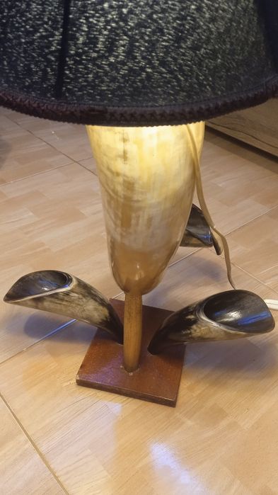 Veioza, lampa, din corn natural 63 cm, handmade, decor cabana/pensiune