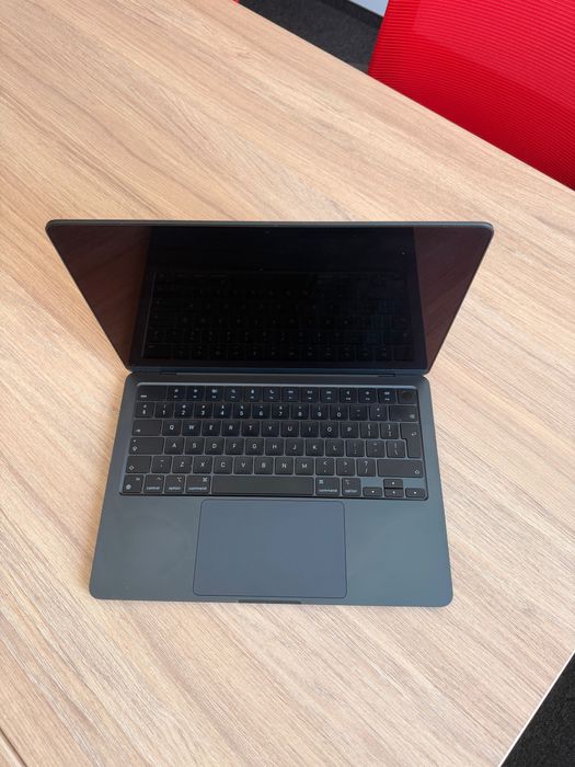 MacBook Air M3 13" 256GB SSD 8GB RAM - почти нов, 90 цикъла, 100% батерия + гаранция