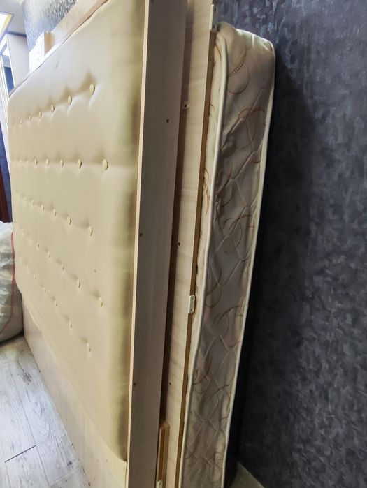 Кровать двуспальная кровать  в прекрасном состоянии.