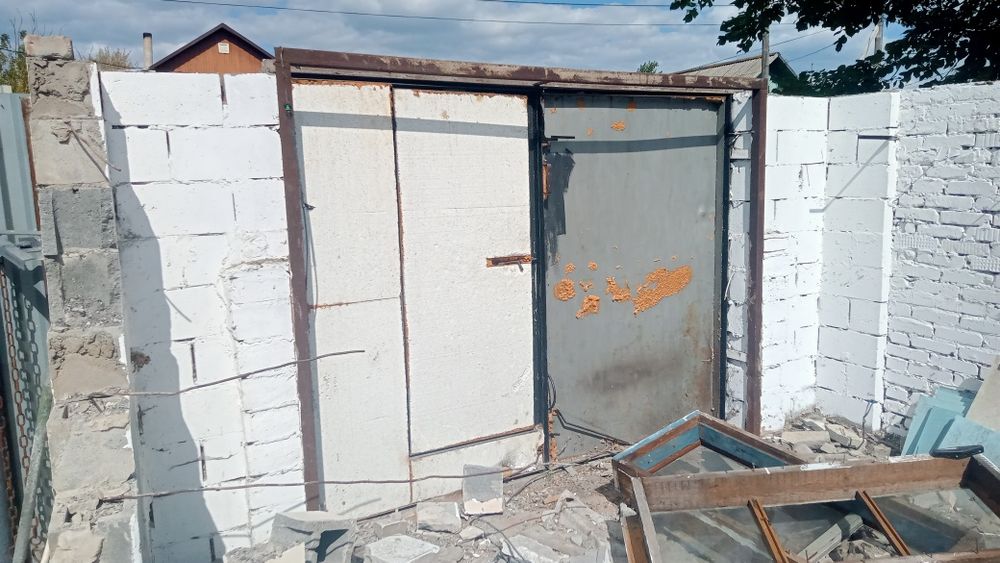 Гаражные ворота с дверью