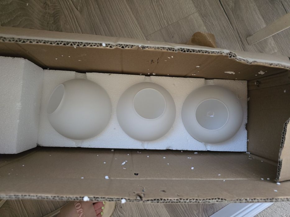 Lustra suspendata globuri