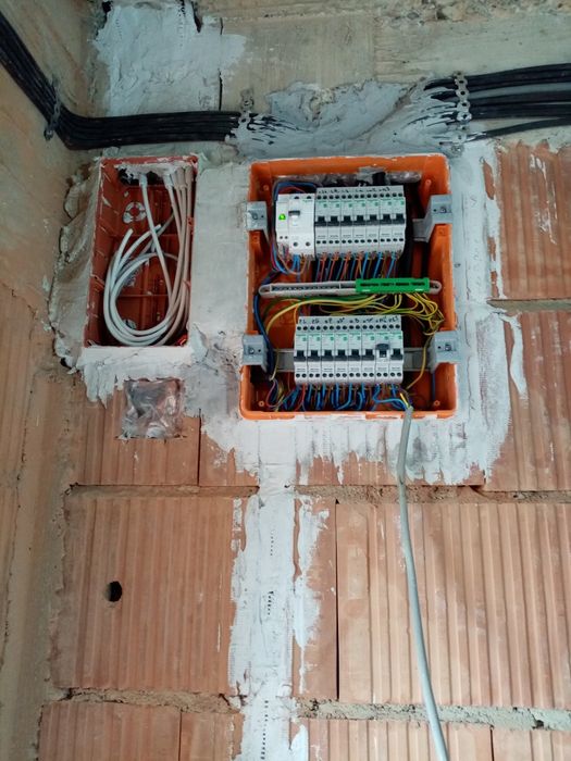 Reparatii instalații electrice interioare