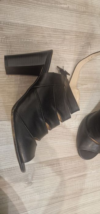 Продам босоножки