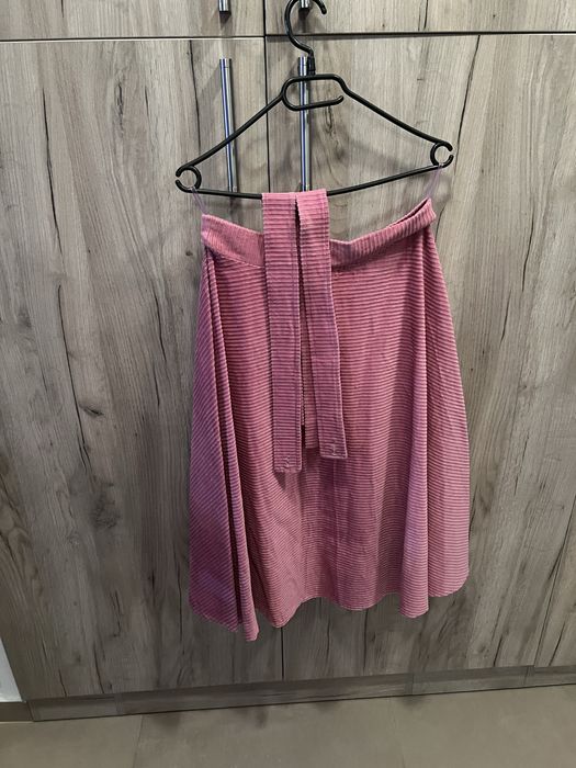 Fusta la comanda cu bretele