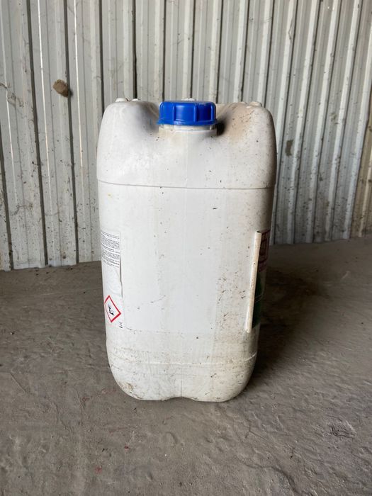 Канистры пластиковые 25-30 литровые.