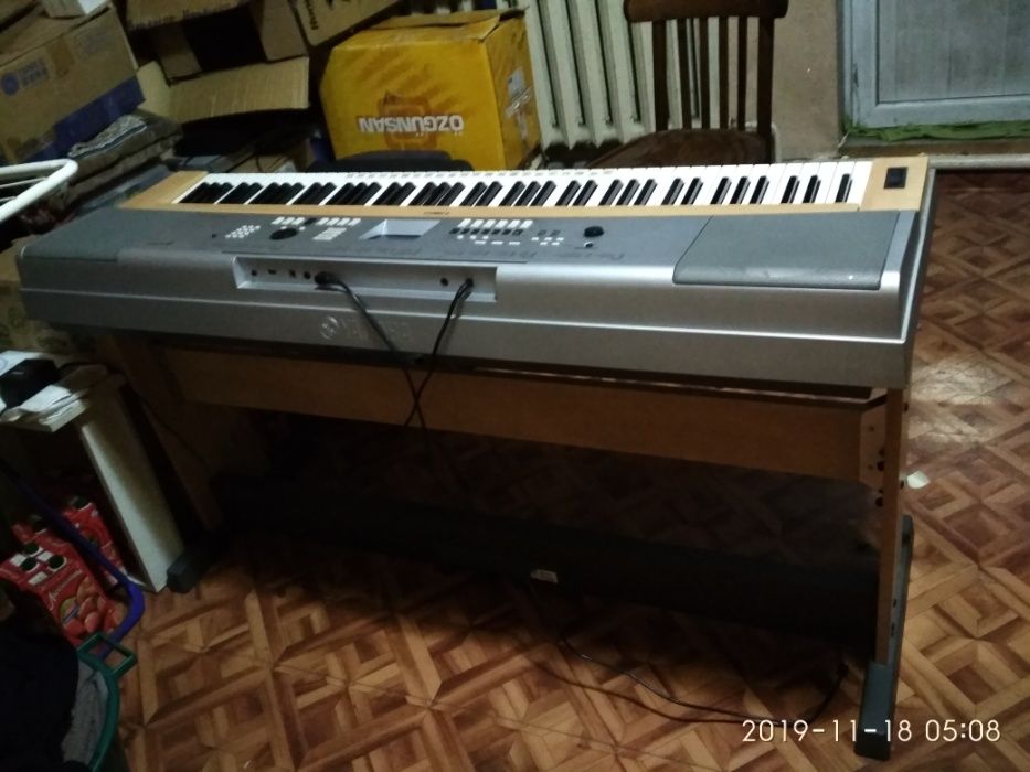 Синтезатор продам