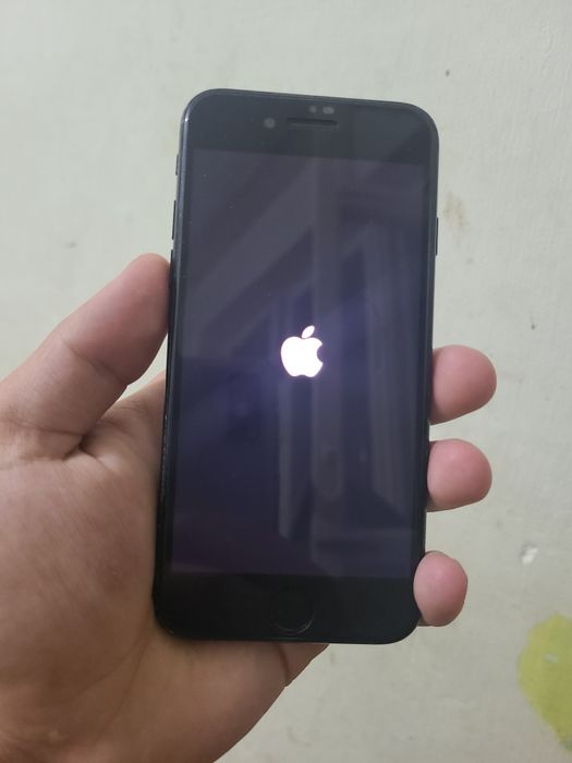 Iphone 7 xotira 128 rangi qora yomks 83 %