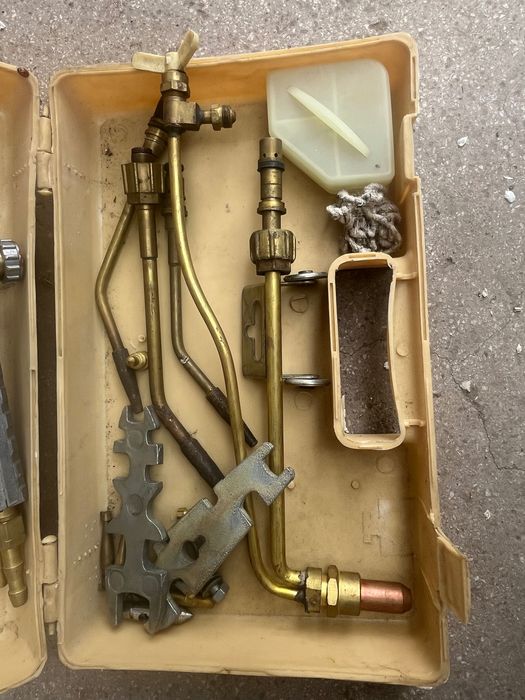 Продавам две кислородни бутилки, с тях също има резач и две горелки!