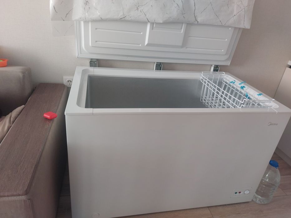 Продам морозильную ларь Midea 362л.