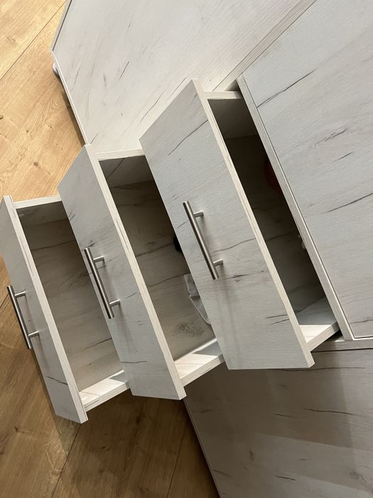 Dulap haine mare, 3 uși, cu sertare – stare foarte bună (Dedeman