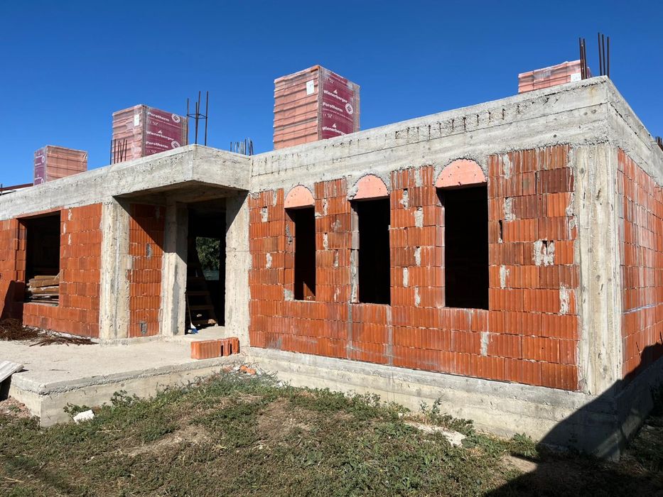 Vând construcție casă + teren proprietate