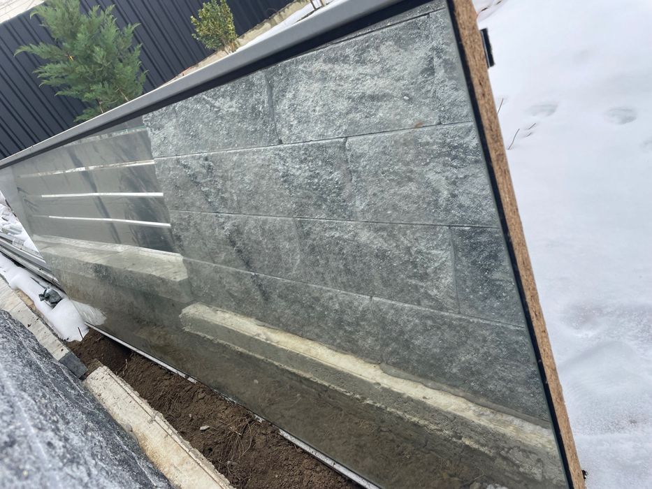 Ușa de dulap cu oglindă și rama metalică