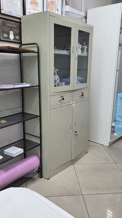 Мкдицинский шкаф железный