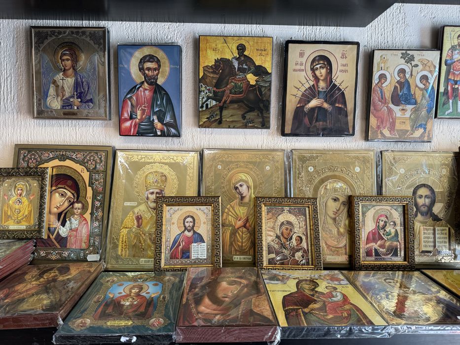 Икони ръчно правени на платно и хартия