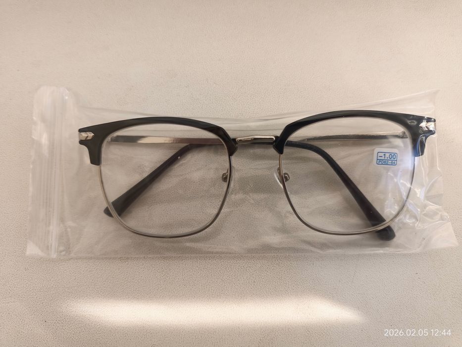 очки от зрения, коррегирующие.