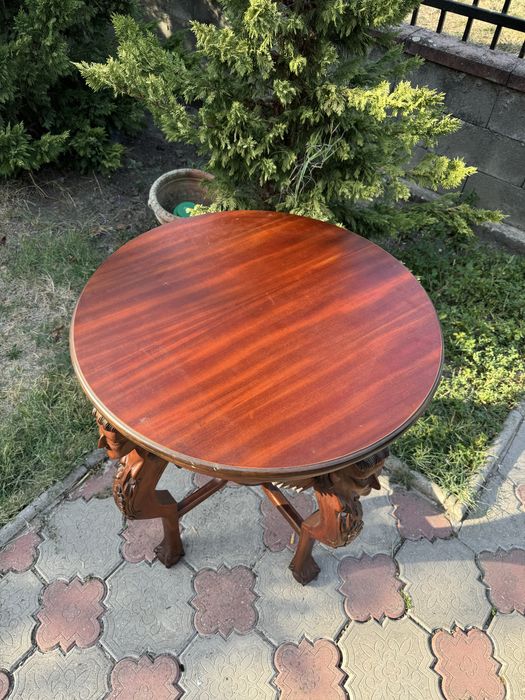 Masă din lemn masiv cu sculpturi