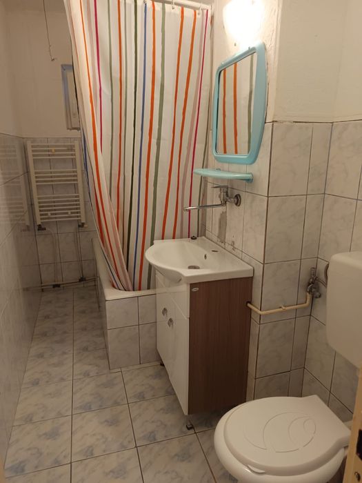 Inchiriez apartament 2 camere la parter zona garii marghita