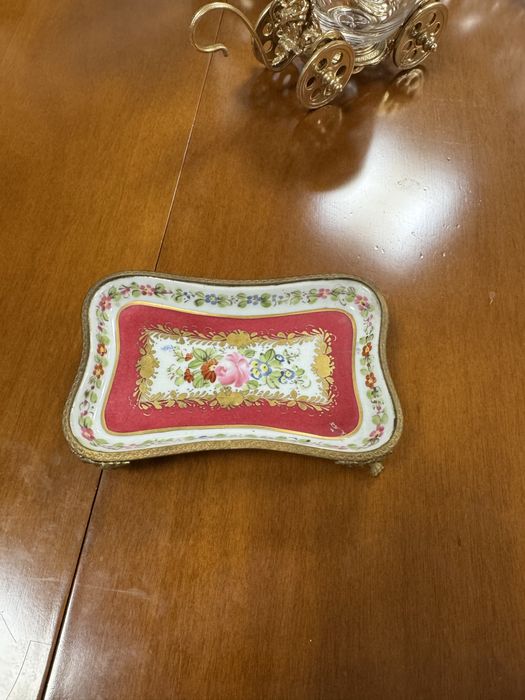 Bomboniera limoges din portelan pictat si elemente alama