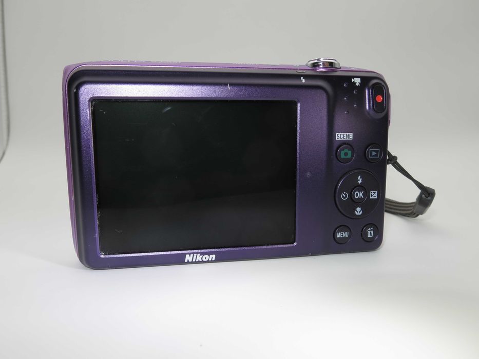 Nikon Coolpix S3500 ултра компактен фотоапарат в страхотен лилав цвят, 20MP цифрова камера 7х оптичен зум, напълно тествана и работи отлично
