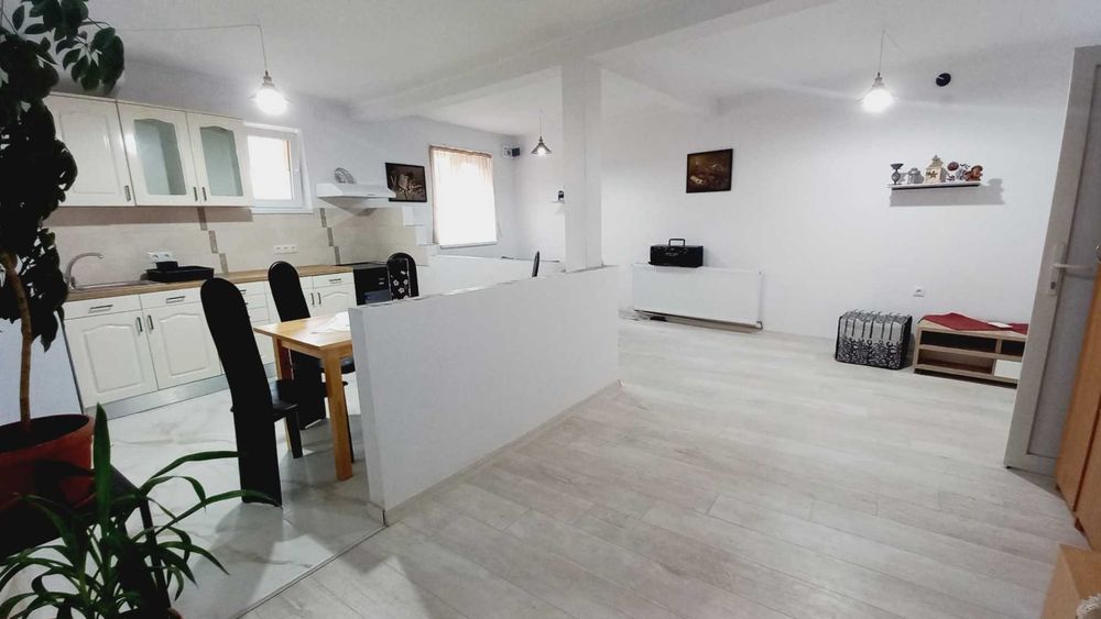 Persoana fizica inchiriez apartament la casa, zona centrala