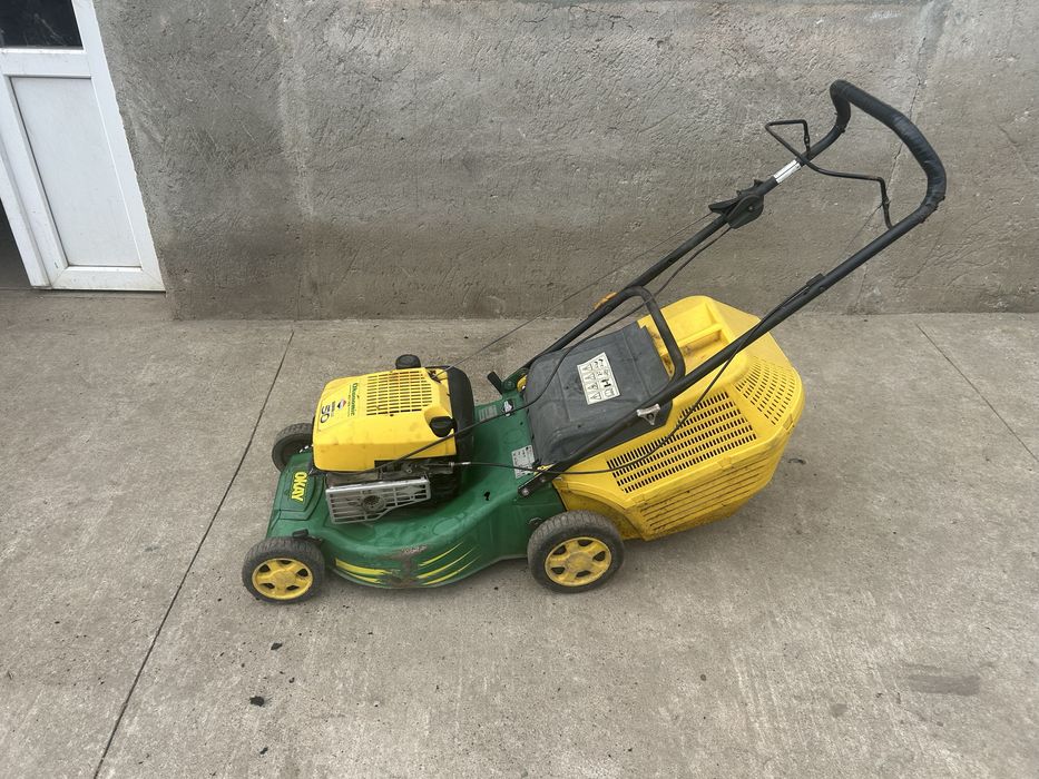 Vand masina de tuns iarba pe benzina